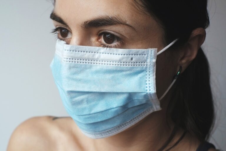 Dermomedic - Un año con mascarilla ¿Cómo combatir el acné?