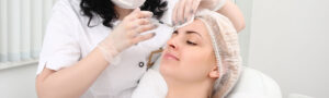 Tratamiento de rejuvenecimiento facial realizado por un dermatólogo
